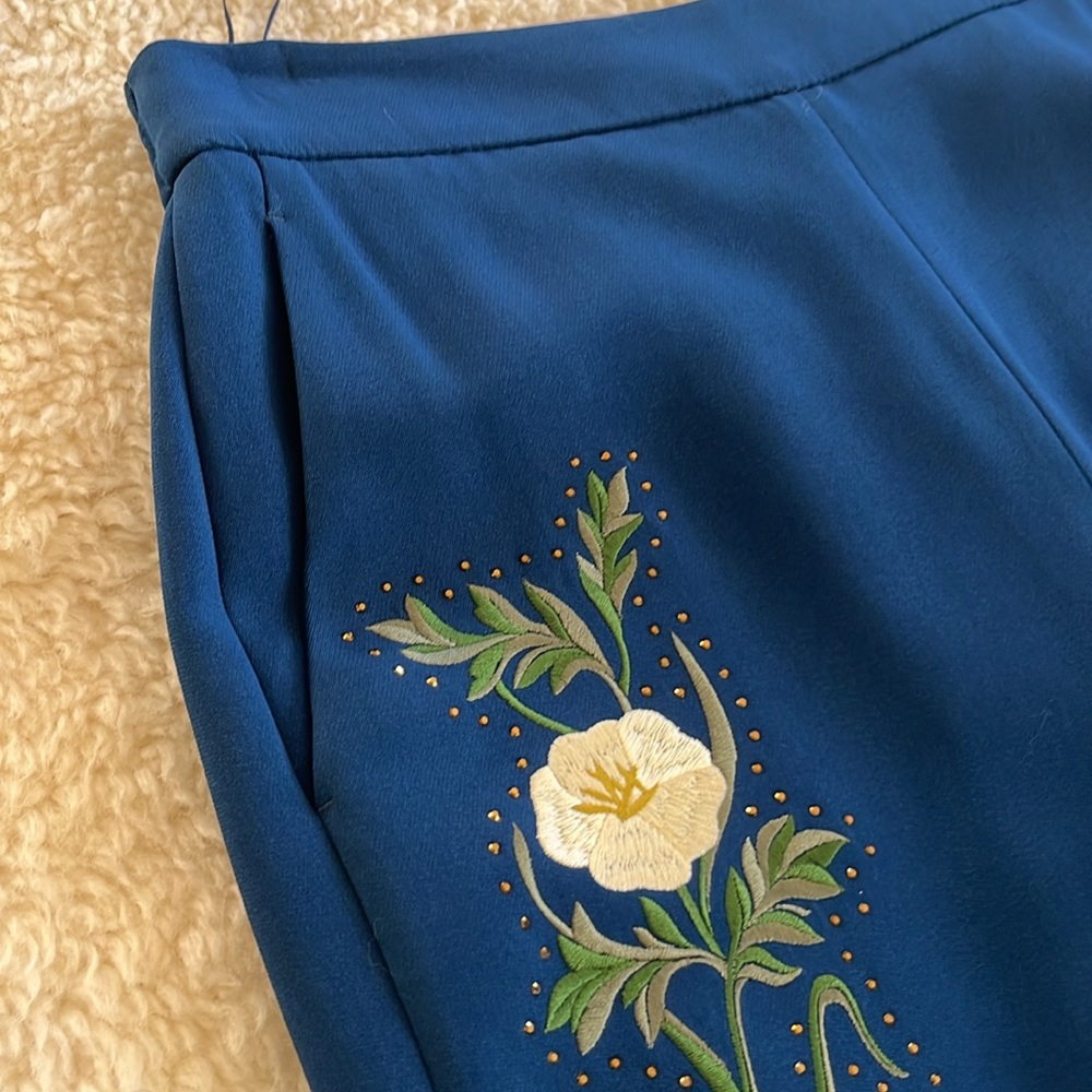 Stella McCartney embroidered pant with jogger detail at the ankle. Made in Italy - Picture 9 of 10